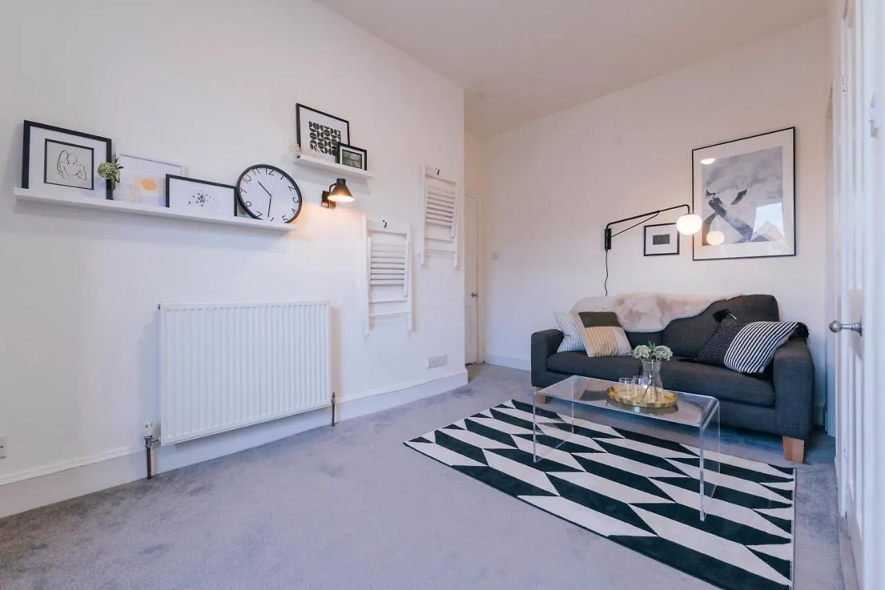 Stylish And Comfortable City Centre Apartment Edinburgh