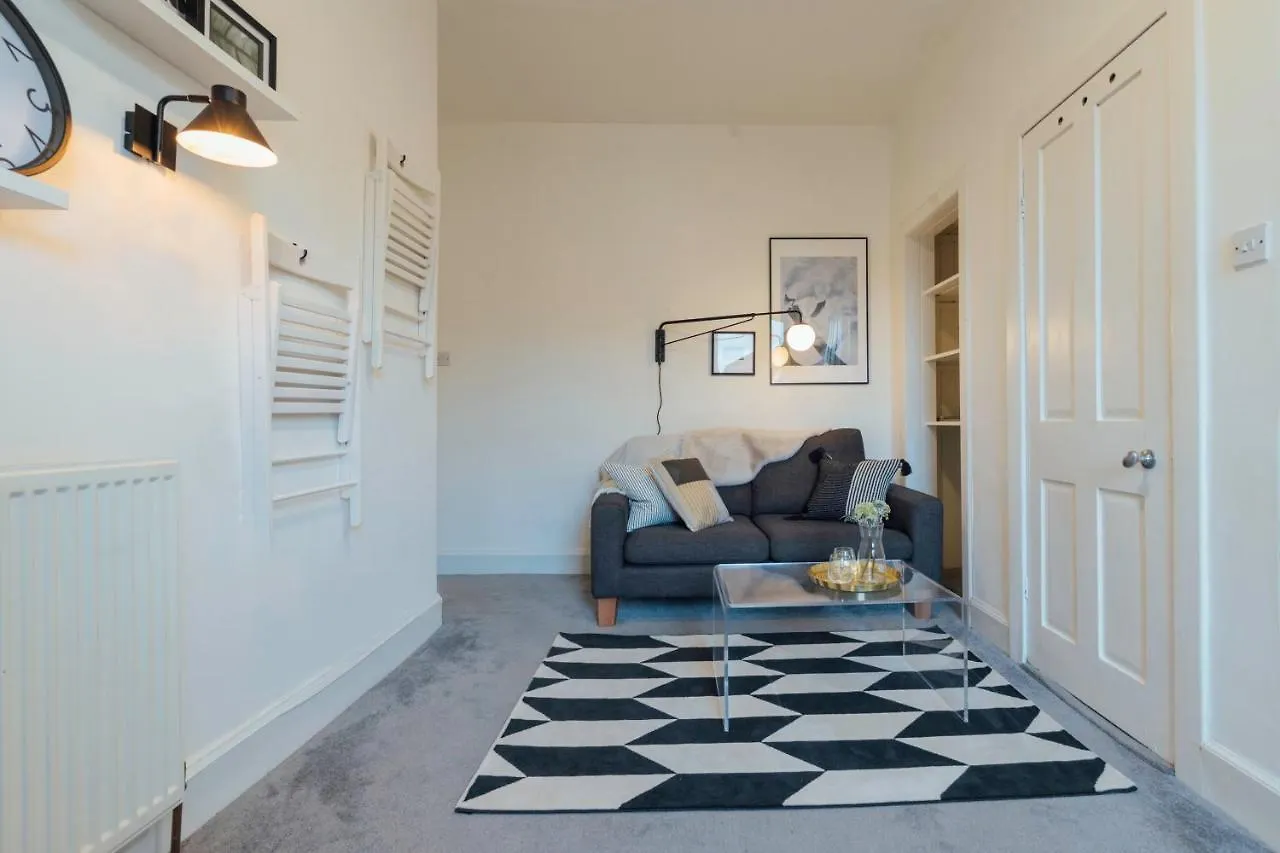 Stylish And Comfortable City Centre Apartment Edinburgh