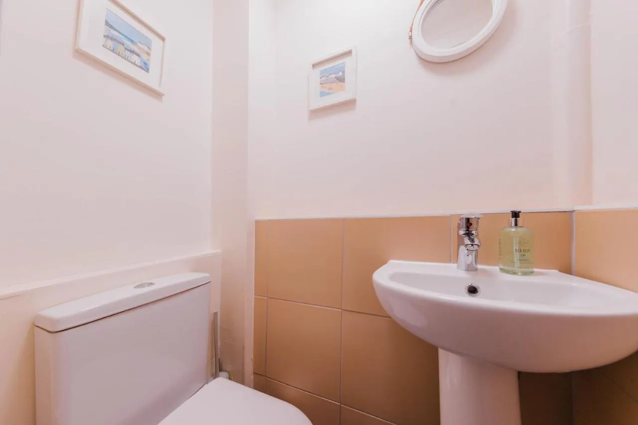 Stylish And Comfortable City Centre Apartment Edinburgh