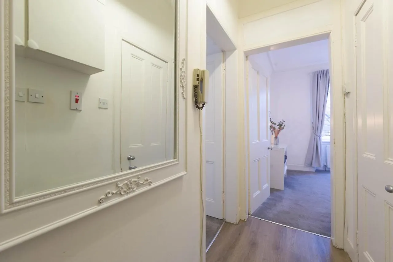 Stylish And Comfortable City Centre Apartment Edinburgh